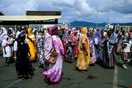 Archipel-des-Comores;-Femmes;-Foule;-France;-Kaleidos;-Kaleidos-images;-Kanga;-La-parole-à-limage;-Laurent-Abad;-Mayotte;-Océan-Indien;-Port;-Quai;-Stories-Pictures;-Vie-quotidienne